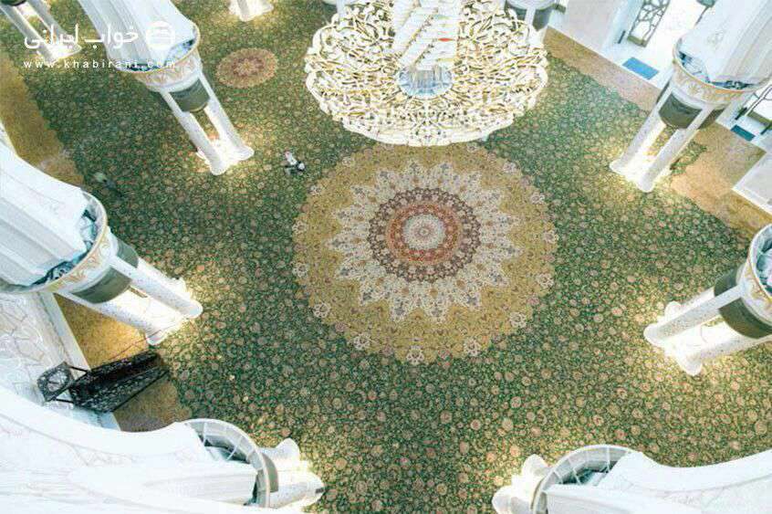 بزرگترین فرش دنیا فرش سلطان قابوس است كه با ۴۳۴۳ متر مربع مساحت به سفارش سلطان قابوس پادشاه كشور عمان در نیشابور بافته شده است.